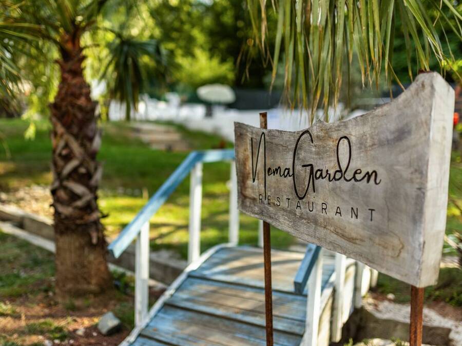 Grandeur Sapanca shared grounds &mdash; garden, pool and seating areas 6