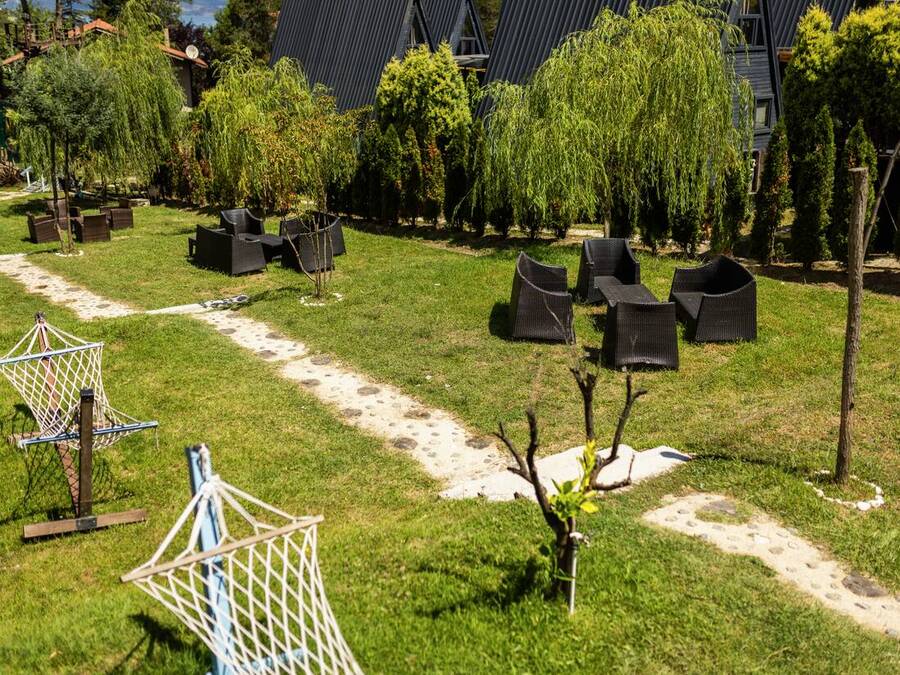 Grandeur Sapanca shared grounds &mdash; garden, pool and seating areas 27